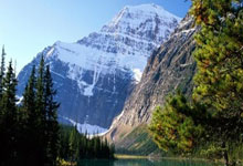 问鼎娱乐官网:心诚则灵?多名球迷身着国足球衣,前往杭州灵隐寺拜观音菩萨.